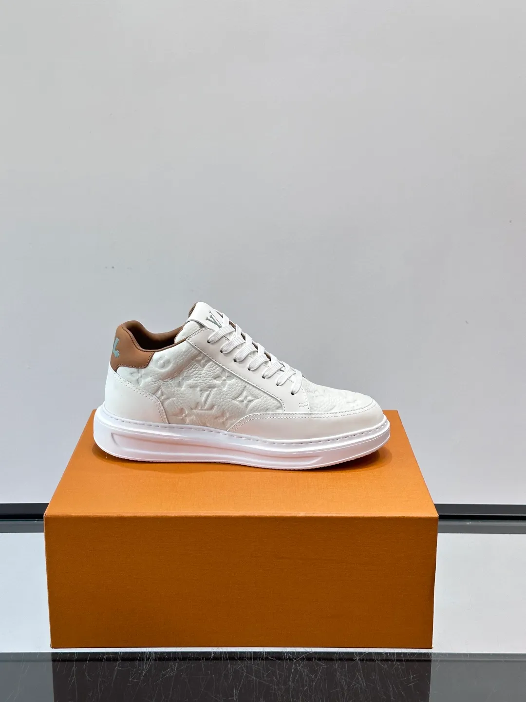 Men's shoes 💰p400 "＊OUIS ＊UITTO＊" Men's sports shoes, grained cow leather are low-key and recognizable. The rubber sole is thick and lightweight, the padded insole + technical lining make it super comfortable to wear! The main color with brown details is versatile and fashionable, and can be worn for daily leisure or business ~ LV embossing on the side of the shoe + brand logo on the sole, perfect details! size: 38-44 (45 customized)